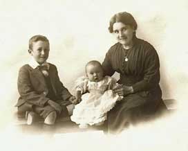 Violet Bumstead with sons Jack and George in c1917