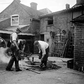 Wheel-rim fitting at the forge 1911